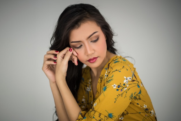 Foto grátis mulher mostrando agindo dor de cabeça ou estresse em fundo branco