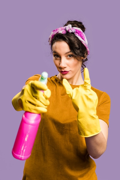 Foto grátis mulher mostrando chifres de diabo e um spray de casa