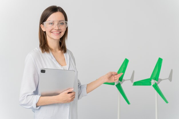 Mulher mostrando inovação em energia eólica