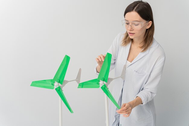 Mulher mostrando inovação em energia eólica