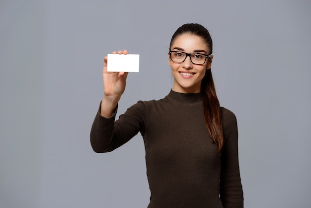 Foto grátis mulher mostrando o cartão de visita