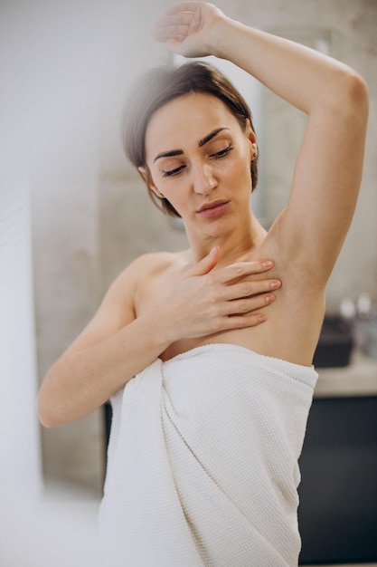 Foto grátis mulher mostrando pele irritada sob o braço após desodorante