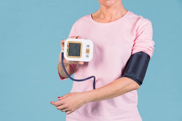 Mulher, mostrando, resultados, de, pressão sangue, ligado, elétrico, tonometer, tela