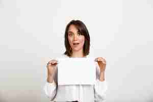 Foto grátis mulher mostrando sinal em papel branco, faça o anúncio