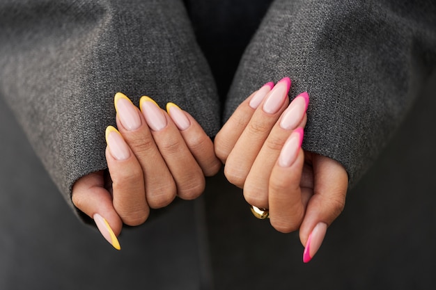 Foto grátis mulher mostrando sua arte do prego nas unhas