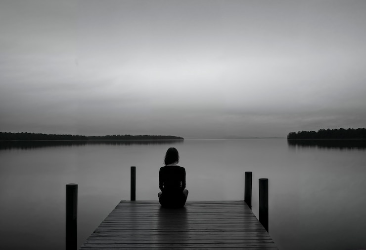 Foto grátis mulher mostrando tristeza em um lugar solitário