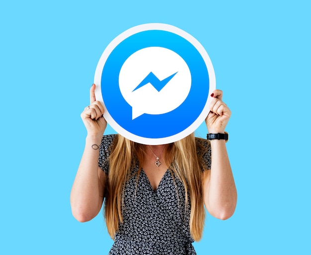 Mulher mostrando um ícone do facebook messenger