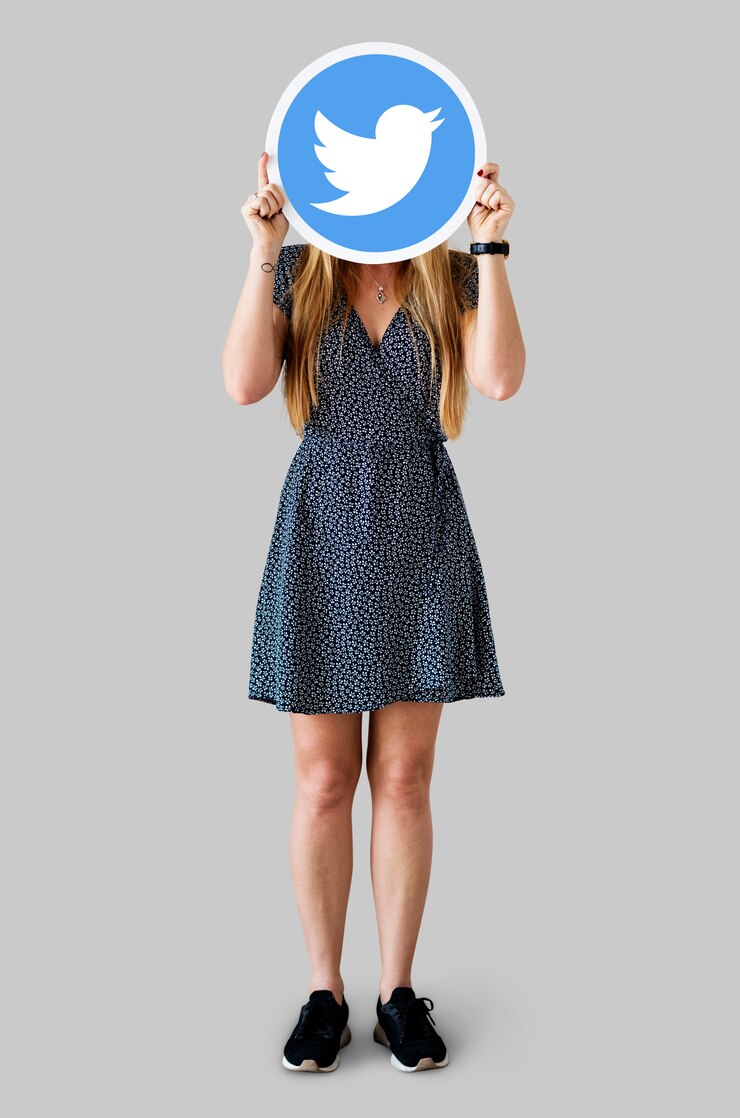 Foto grátis mulher, mostrando, um, twitter, ícone