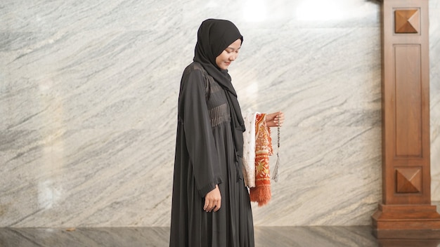 Mulher muçulmana após o culto na mesquita