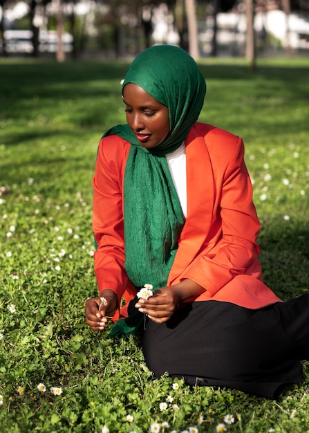 Foto grátis mulher muçulmana de tiro completo posando ao ar livre