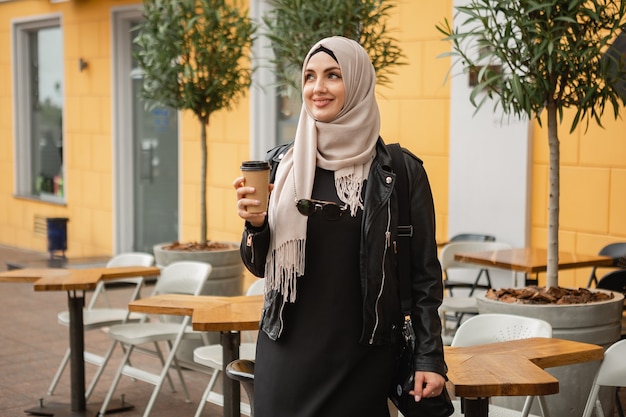 Mulher muçulmana elegante e moderna em hijab