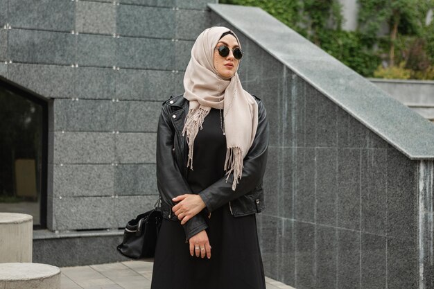 Mulher muçulmana moderna e elegante em hijab na rua da cidade