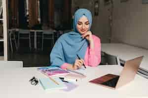 Foto grátis mulher muçulmana moderna em hijab na sala de escritório