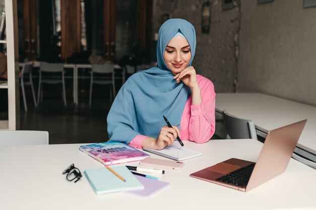 Mulher muçulmana moderna em hijab na sala de escritório