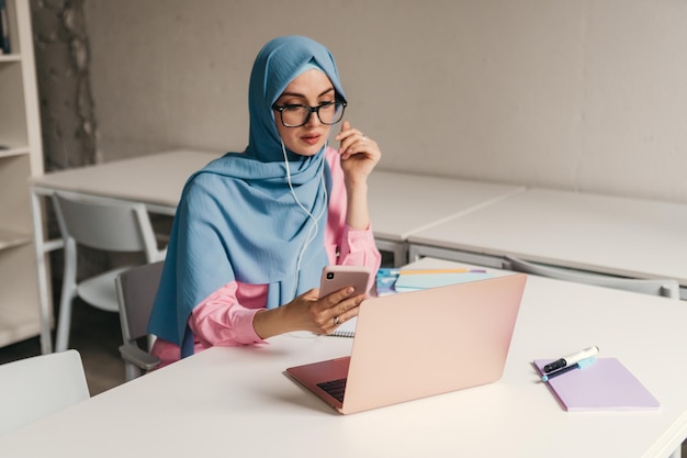 Mulher muçulmana moderna em hijab na sala de escritório