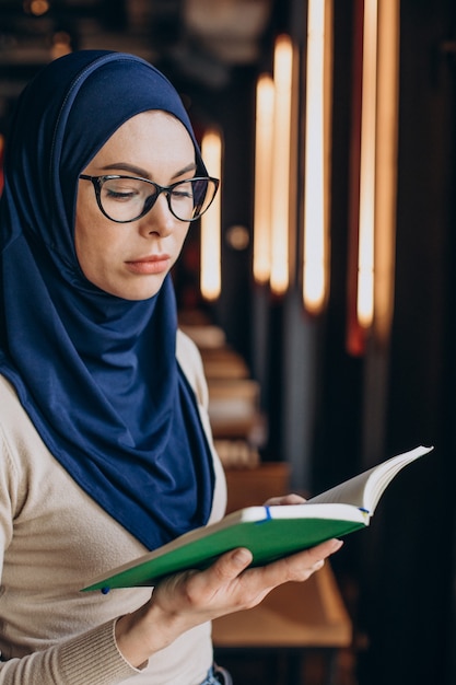 Foto grátis mulher muçulmana orando no ramadã