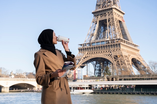 Mulher muçulmana viajando em paris