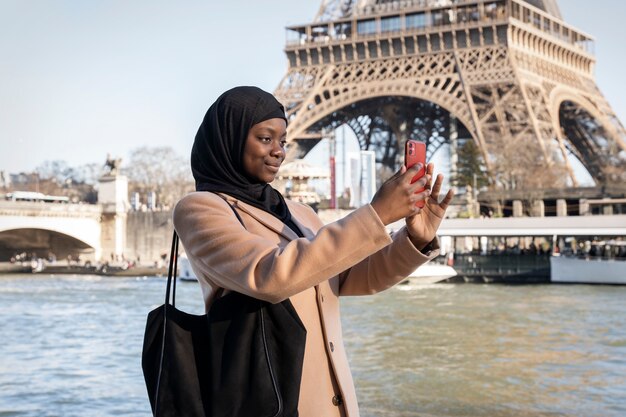 Foto grátis mulher muçulmana viajando em paris