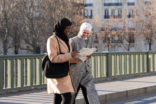 Mulher muçulmana viajando em paris