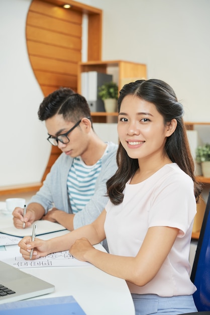 Mulher muito étnica no escritório com colega