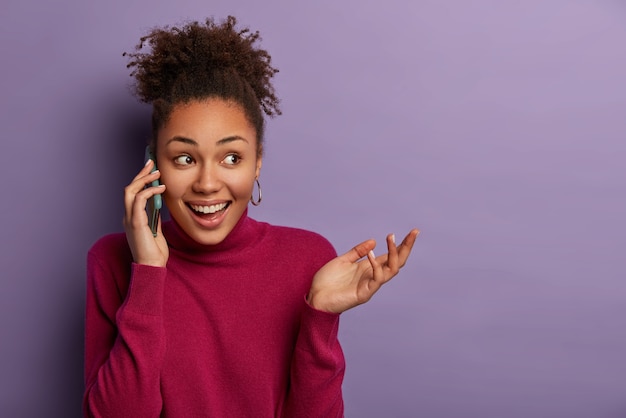 Mulher muito feliz com expressão positiva surpresa e conversa amigável