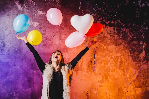 Foto grátis mulher muito festiva jogando balões