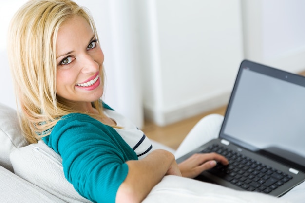 Foto grátis mulher muito jovem trabalhando com laptop em casa.