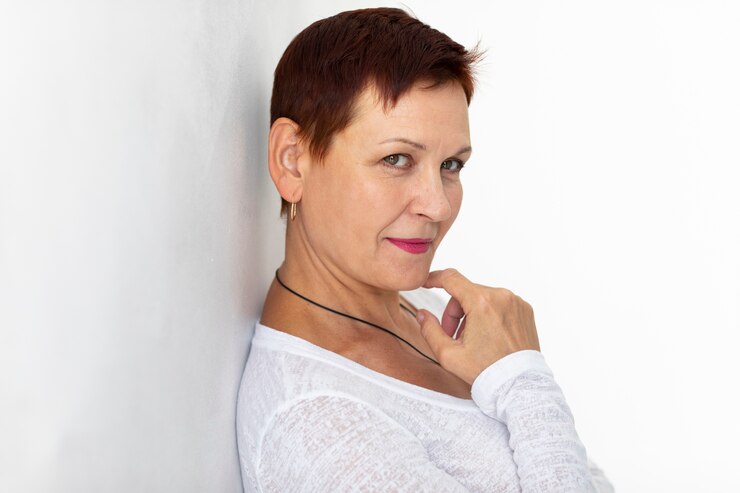 Foto grátis mulher muito madura com cabelo curto