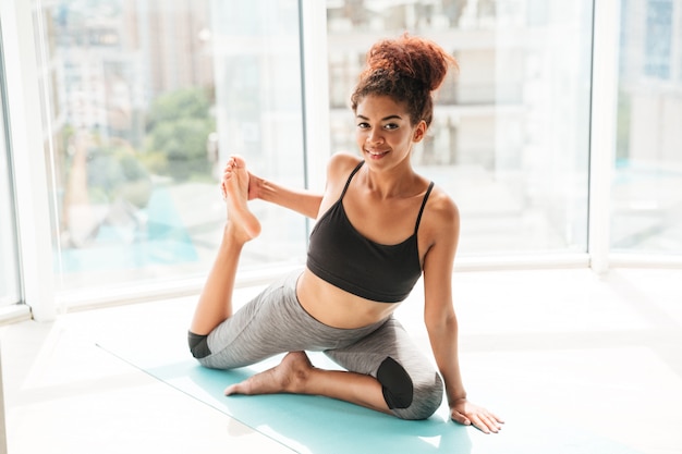 Foto grátis mulher muito saudável, fazendo exercícios difíceis no chão