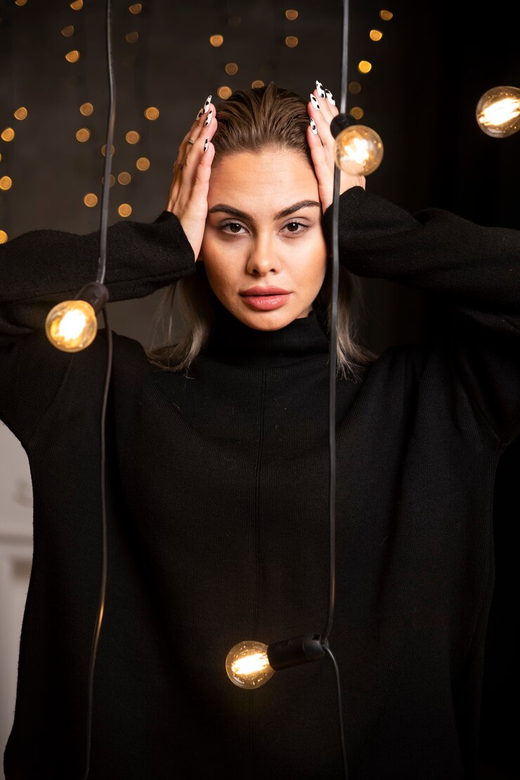 Foto grátis mulher muito sorridente vestida com um suéter preto e posando