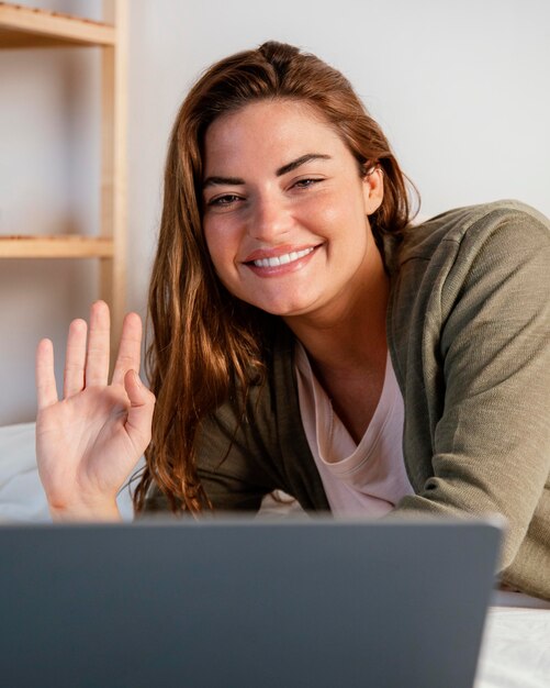 Mulher na cama com laptop