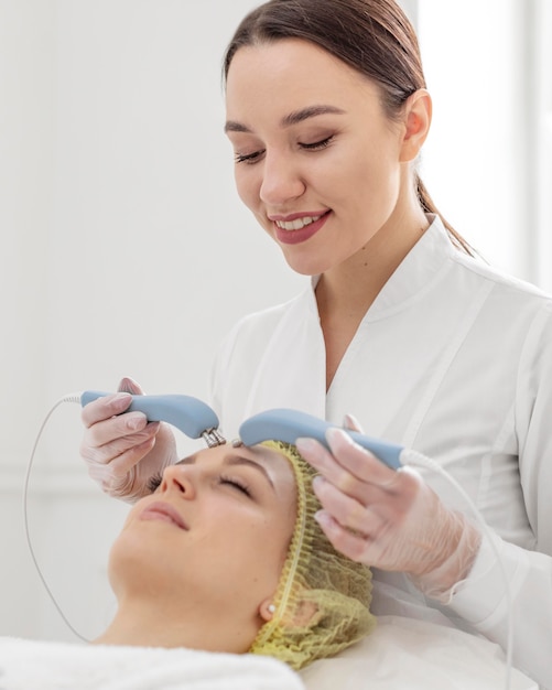 Mulher na clínica de beleza para tratamento facial