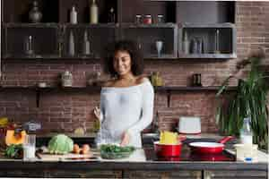 Foto grátis mulher na cozinha moderna