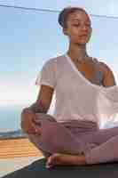 Foto grátis mulher na esteira de ioga meditando