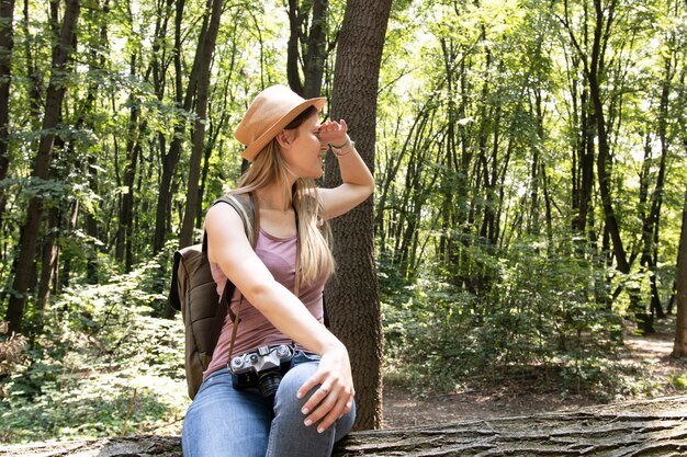 Mulher na floresta a desviar o olhar