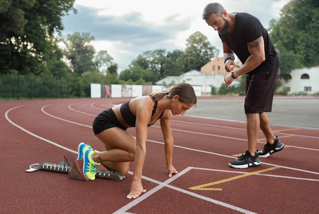 Mulher na linha de partida de corrida tiro completo