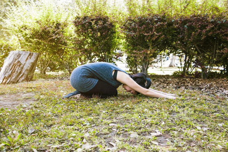 Foto grátis mulher na metade da posição da tartaruga