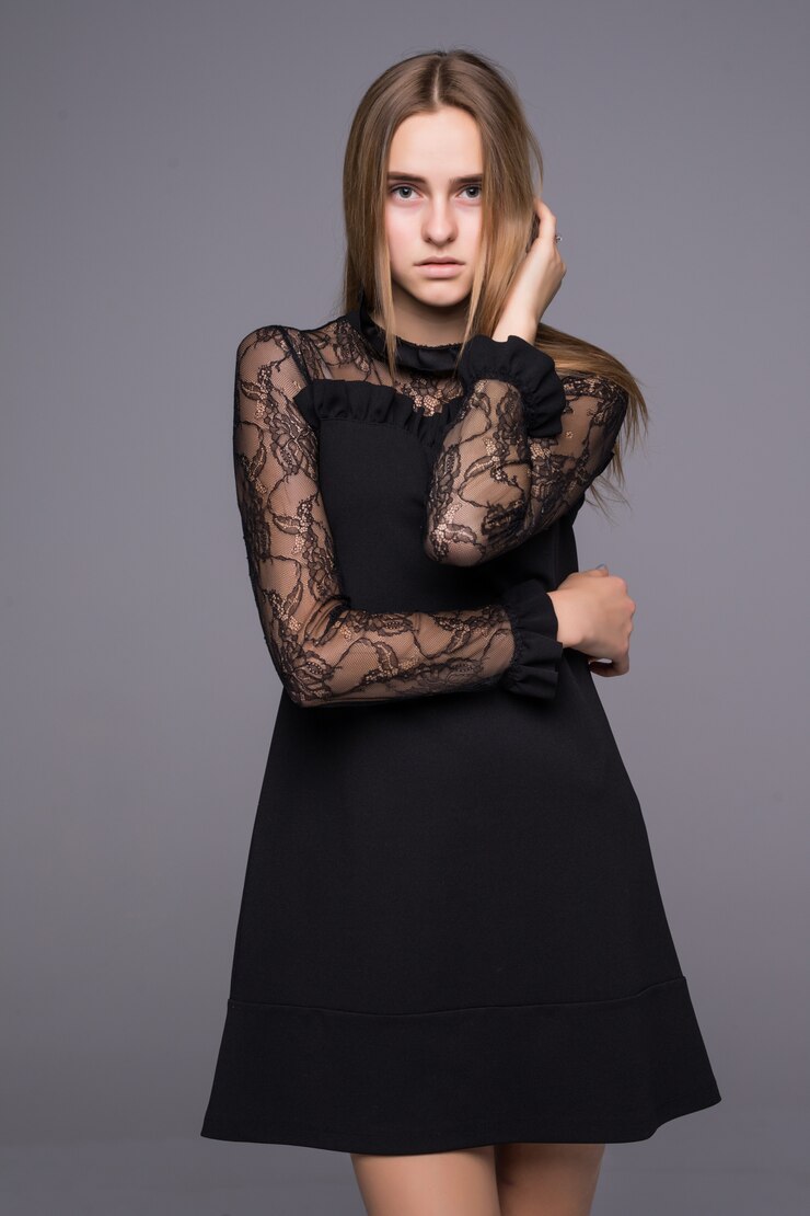 Foto grátis mulher na moda elegante, olhos verdes no vestido preto curto