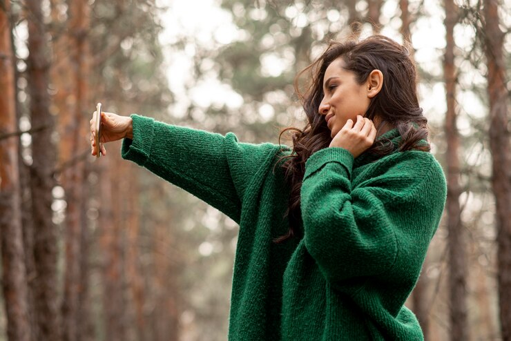 Foto grátis mulher na natureza tomando selfie