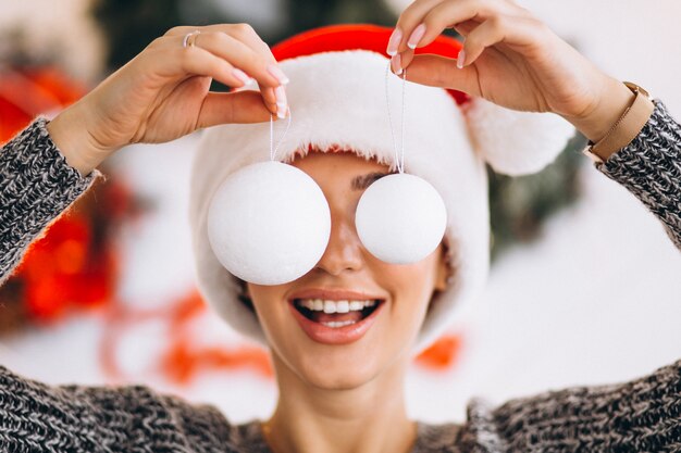 Mulher, natal, segurando, árvore natal, brinquedos, frente, dela, olhos