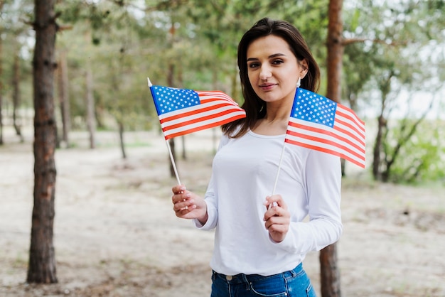 Mulher, natureza, com, bandeiras americanas