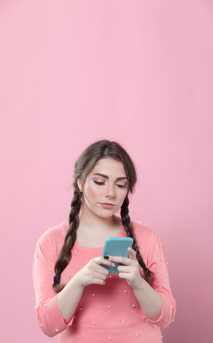 Foto grátis mulher navegando através de seu telefone com espaço de cópia