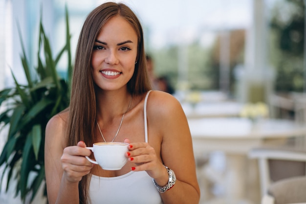 Mulher negócio, chá bebendo, em, um, café