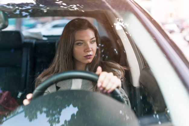 Foto grátis mulher negócio, dirigindo um carro