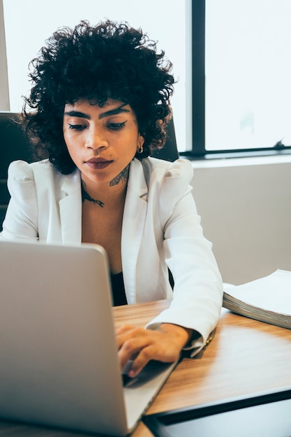 Foto grátis mulher negócio, trabalhando, escritório