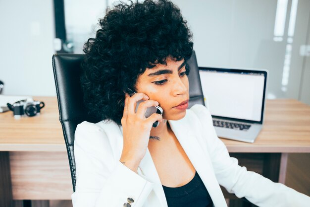 Mulher negócio, trabalhando, escritório