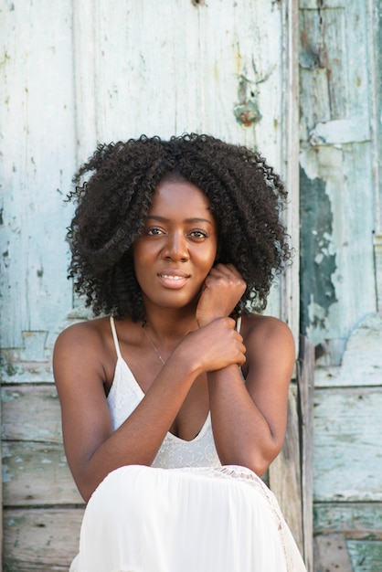 Mulher negra atraente e atraente em shabby shack