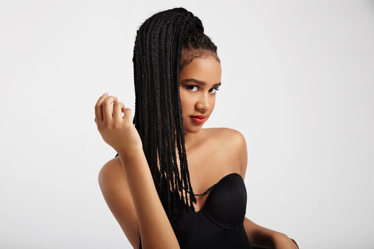 Foto grátis mulher negra com cabelo natural de tranças africanas