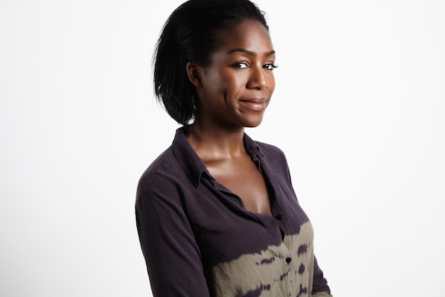 Mulher negra com um sorriso bonito em um branco