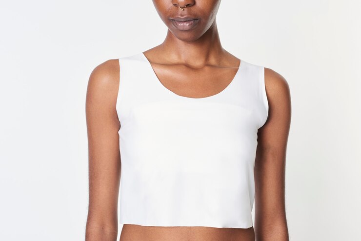 Foto grátis mulher negra com uma maquete de top recortado branco